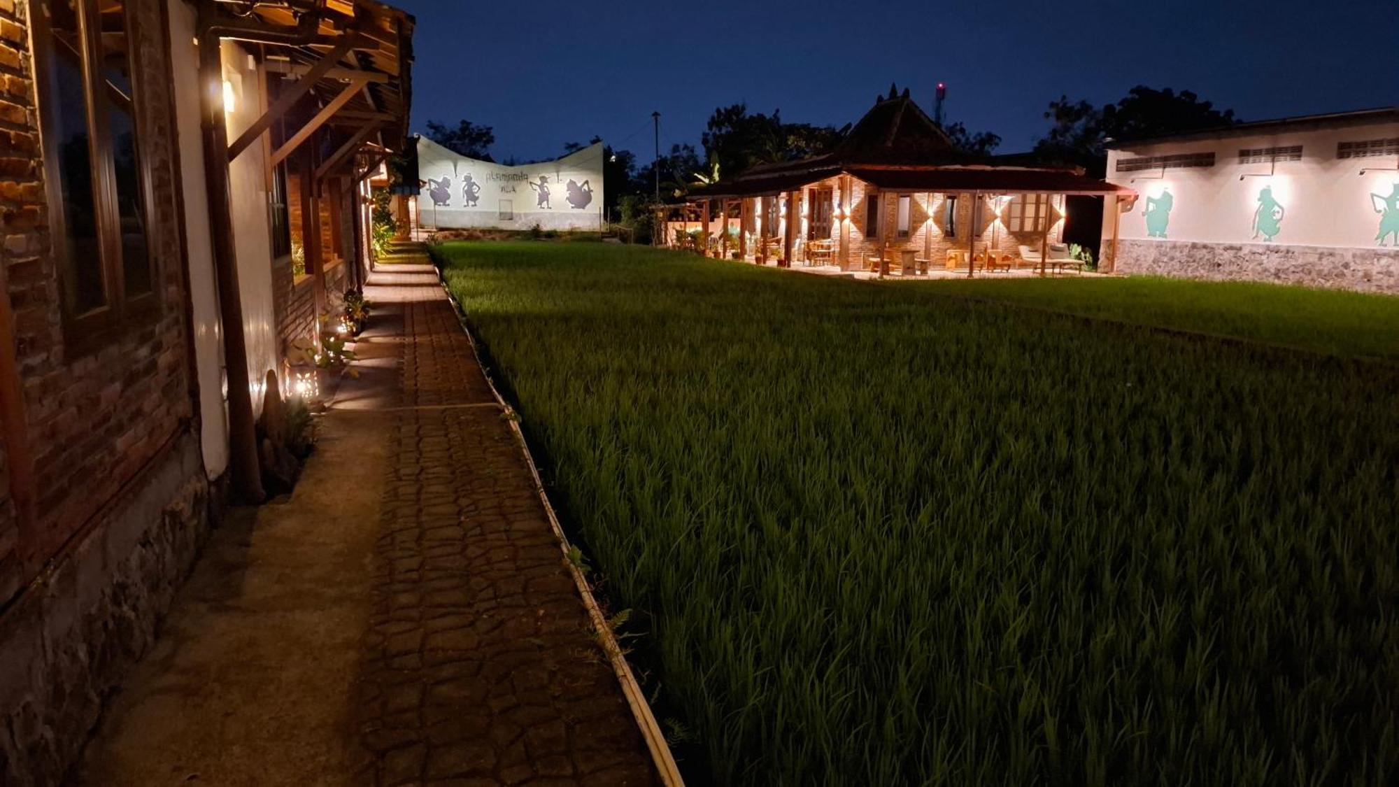 Alamanda Family Villas, Pool & Local Tours Yogyakarta Esterno foto